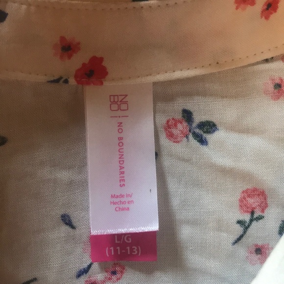 Button up and tie at bottom shirt - Picture 2 of 3